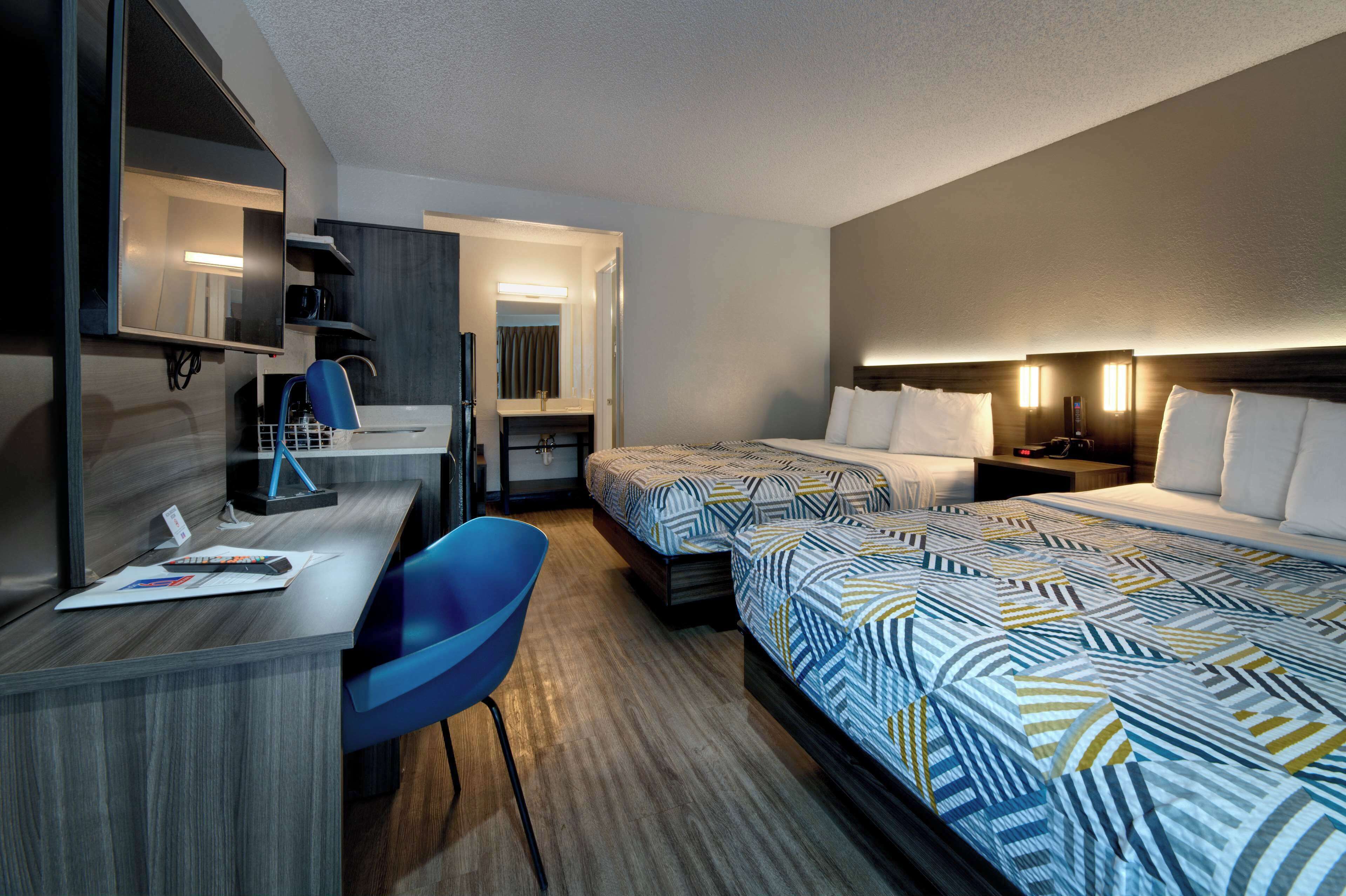 أسرّة بإسفنج يتكيف مع شكل الجسم وبديكورات فريدة لكل غرفة