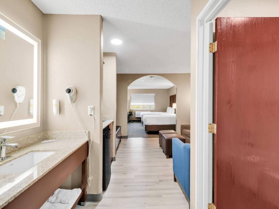 Suite, letti multipli, non fumatori | Una scrivania, postazione laptop, tende oscuranti, ferro/asse da stiro