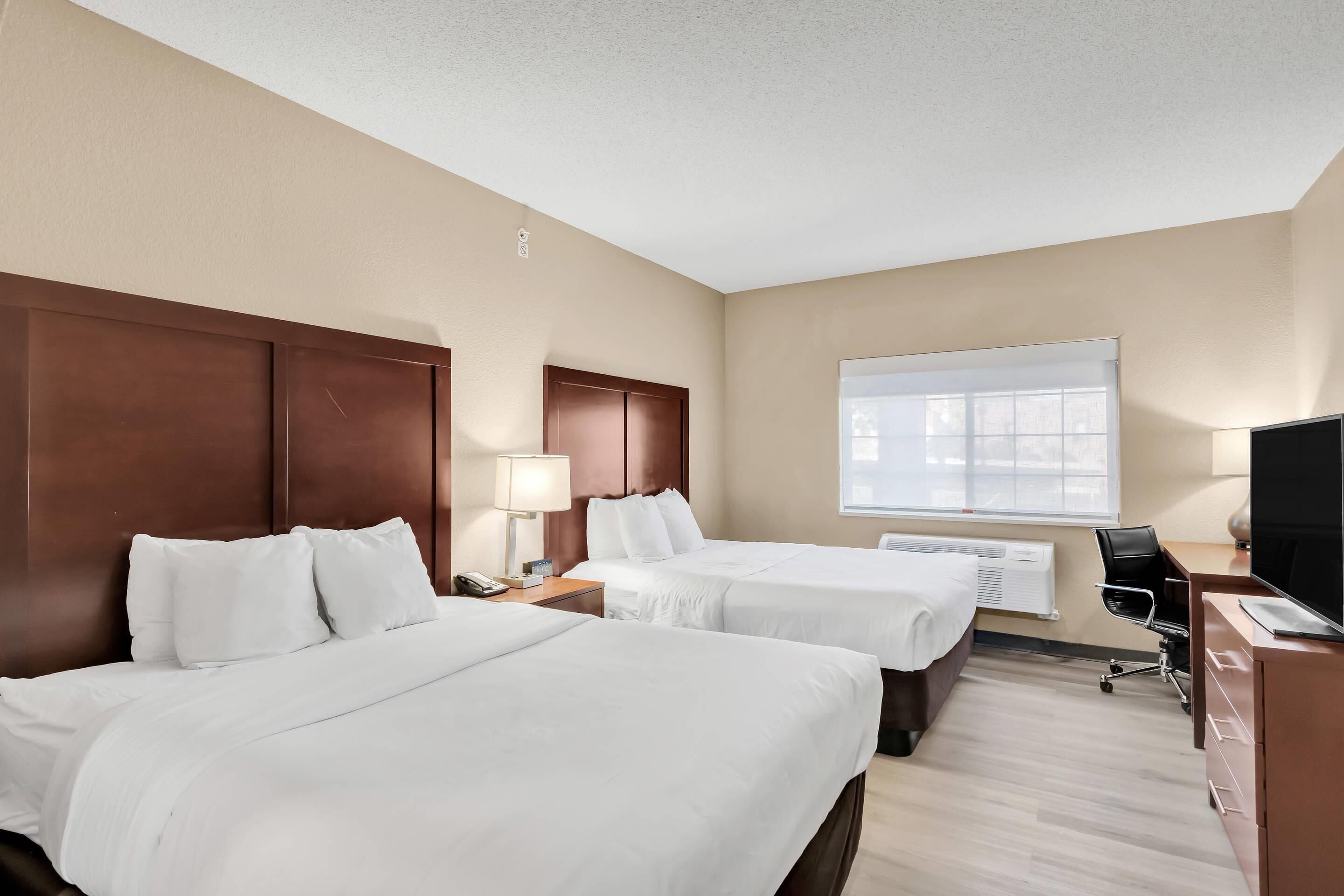 Suite, Plusieurs lits, non-fumeur | Bureau, espace de travail pour ordinateurs portables