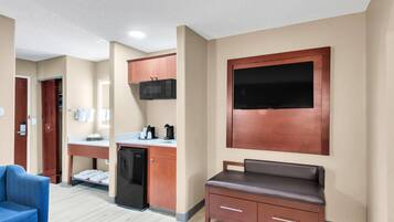 Escritorio, espacio para trabajar con laptop y cortinas blackout