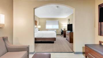 Escritorio, espacio para trabajar con laptop y cortinas blackout