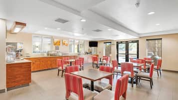 Café da manhã completo grátis todos os dias