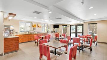 Café da manhã completo grátis todos os dias