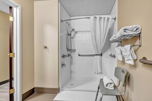 Combined shower/tub, free toiletries, hair dryer, towels