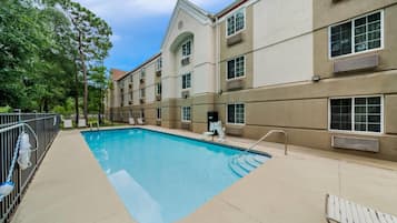 Outdoor pool, sun loungers