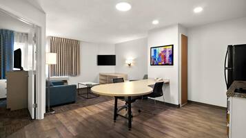 Skrivbord, arbetsyta för laptop och mörkläggningsgardiner