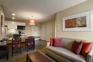 32-inch flat-screen TV with cable channels, TV - MainStay Suites Orlando Altamonte Springs (Altamonte Springs)