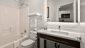 Kombination af bruser/badekar, hårtørrer, håndklæder, Sæbe