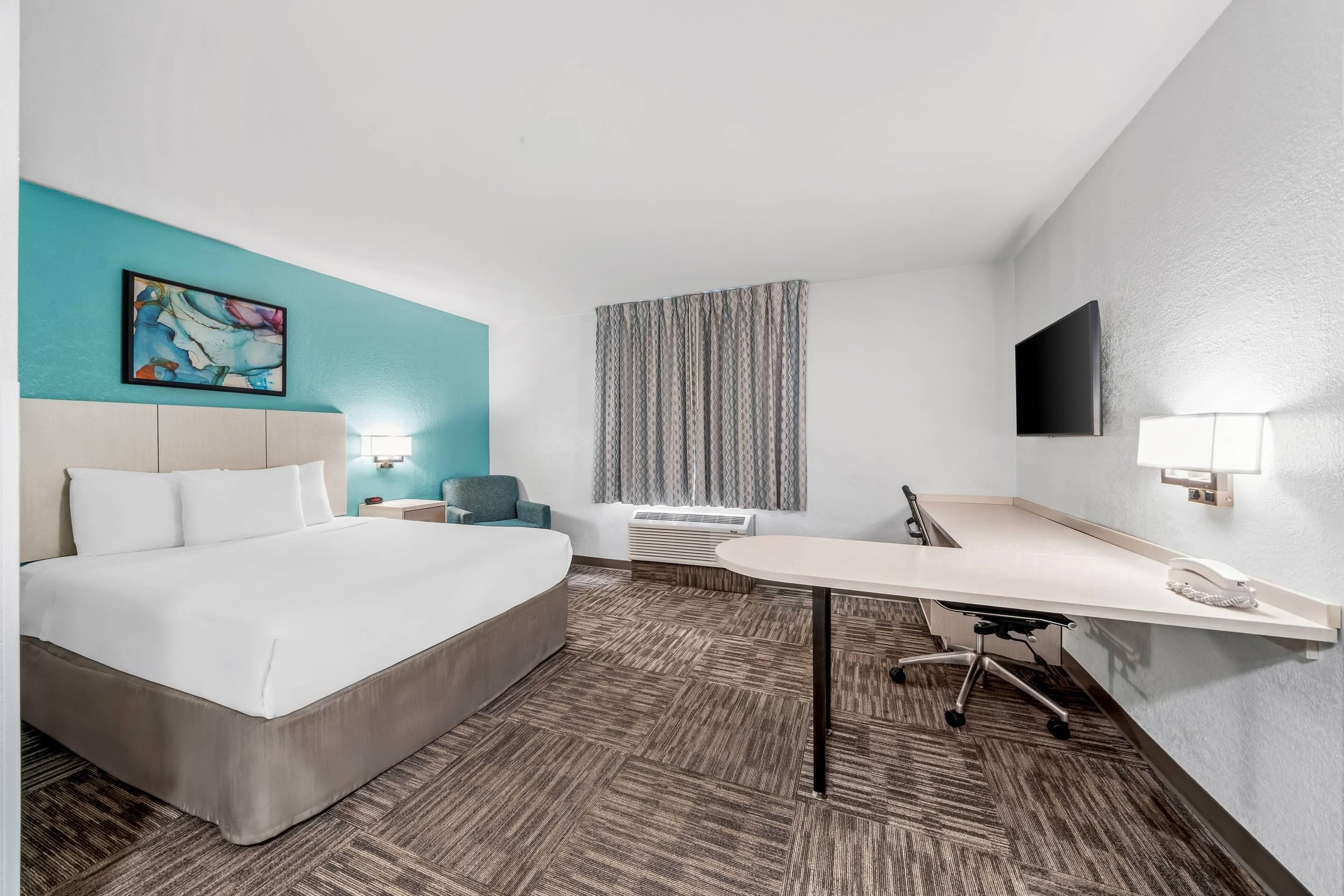 Kamer, 1 queensize bed, toegankelijk voor mindervaliden, niet-roken (Roll-In Shower) | Een bureau, een laptopwerkplek, verduisterende gordijnen