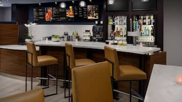Petit déjeuner et dîner servis sur place