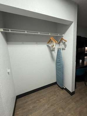 Iron/ironing board, WiFi, bed sheets, alarm clocks - Studio 6 Coral Springs, FL - Fort Lauderdale (Coral Springs)