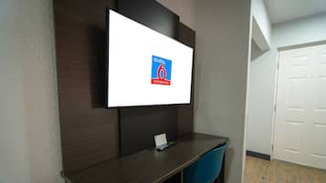 Combined shower/tub, towels