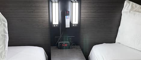 Strykjärn/strykbräda, wi-fi, sängkläder och väckarklockor
