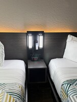 Tabla de planchar con plancha, wifi, ropa de cama y despertador 