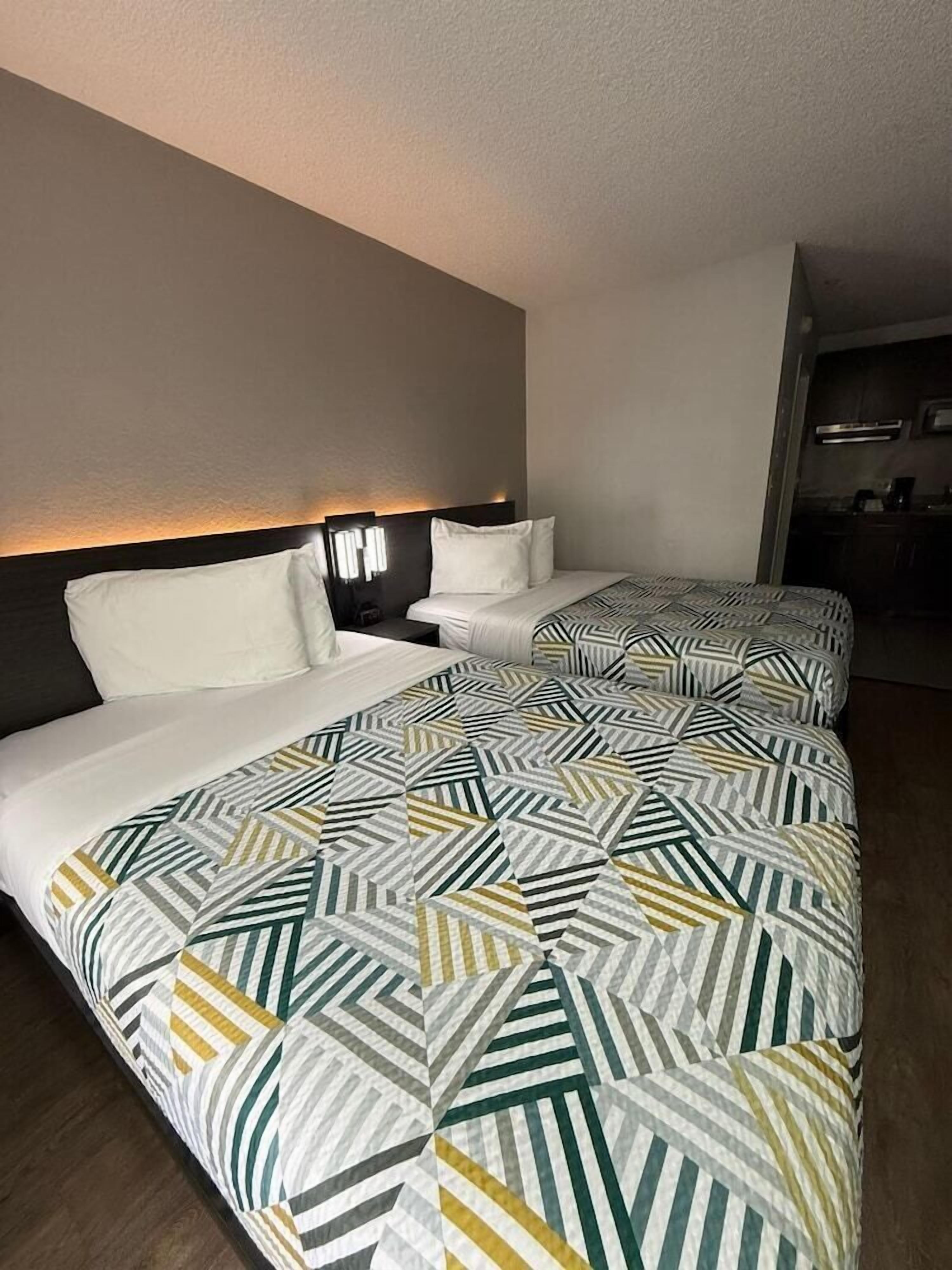 Desk, iron/ironing board, WiFi, bed sheets
