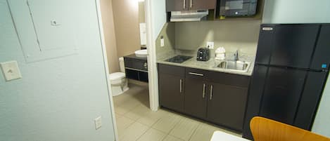 Réfrigérateur, micro-ondes, cafetière/bouilloire