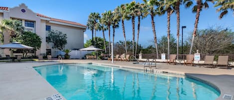 Een buitenzwembad, gratis zwembadcabana's en parasols bij het zwembad