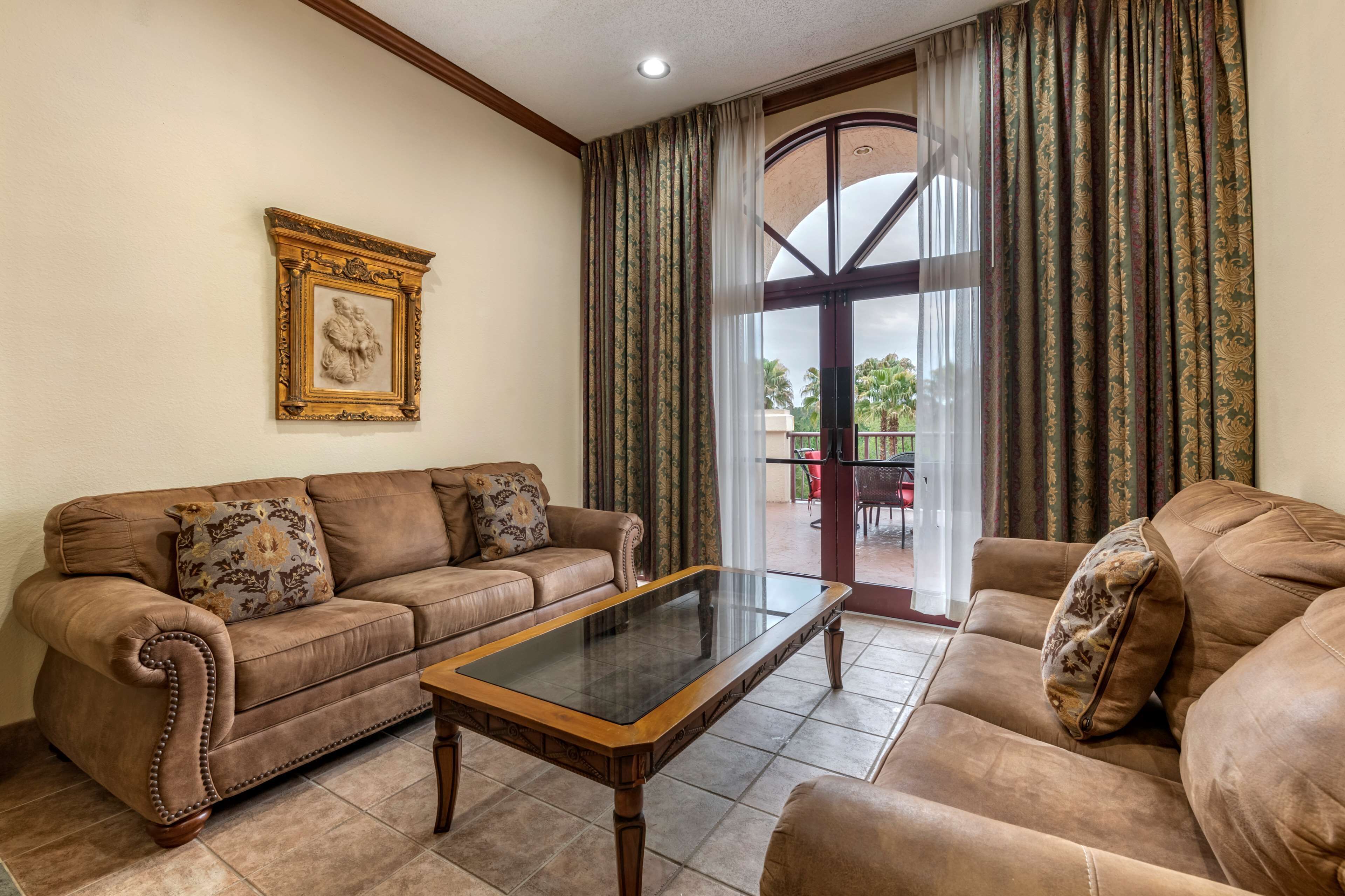 Suite, varias camas, para no fumadores, balcón | Escritorio, espacio para trabajar con laptop y cortinas blackout 