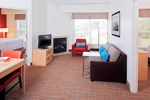 Premium bedding, in-room safe, desk, laptop workspace