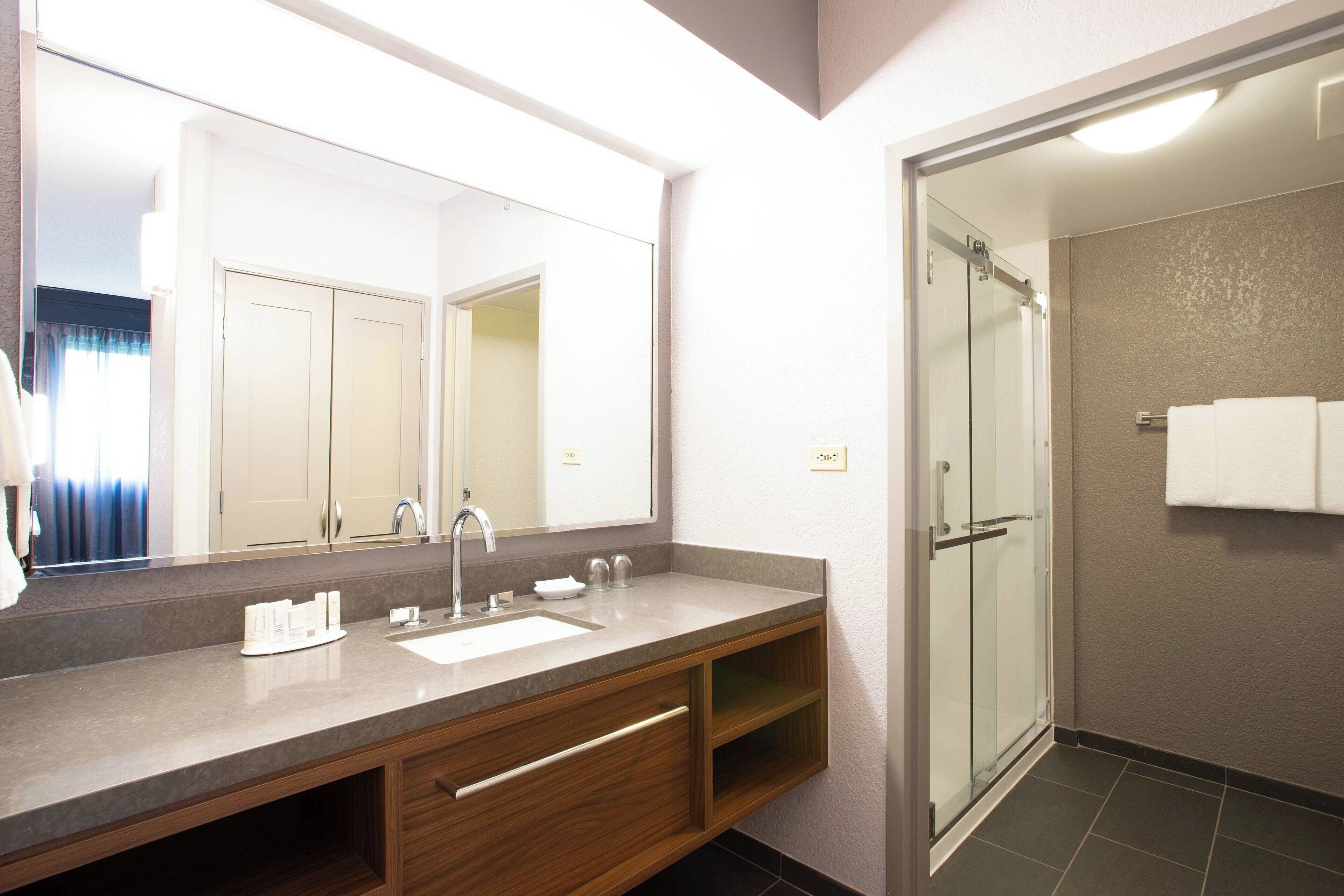 suite, 1 bedroom | bathroom | combined shower/bathtub, free toiletries, hair dryer