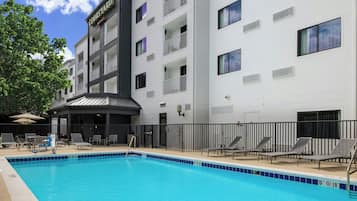 Piscine extérieure, chaises longues
