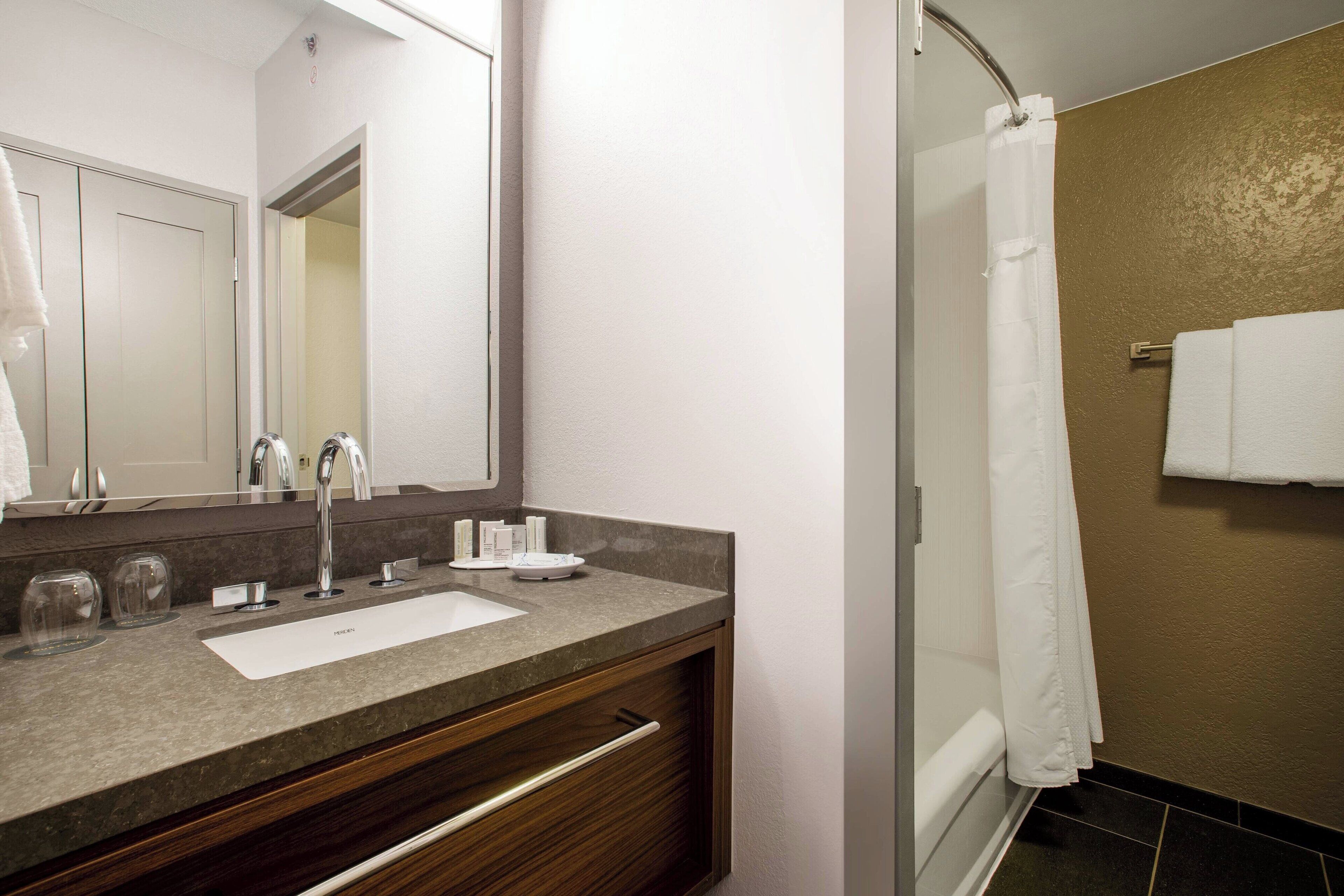 combined shower/bathtub, free toiletries, hair dryer