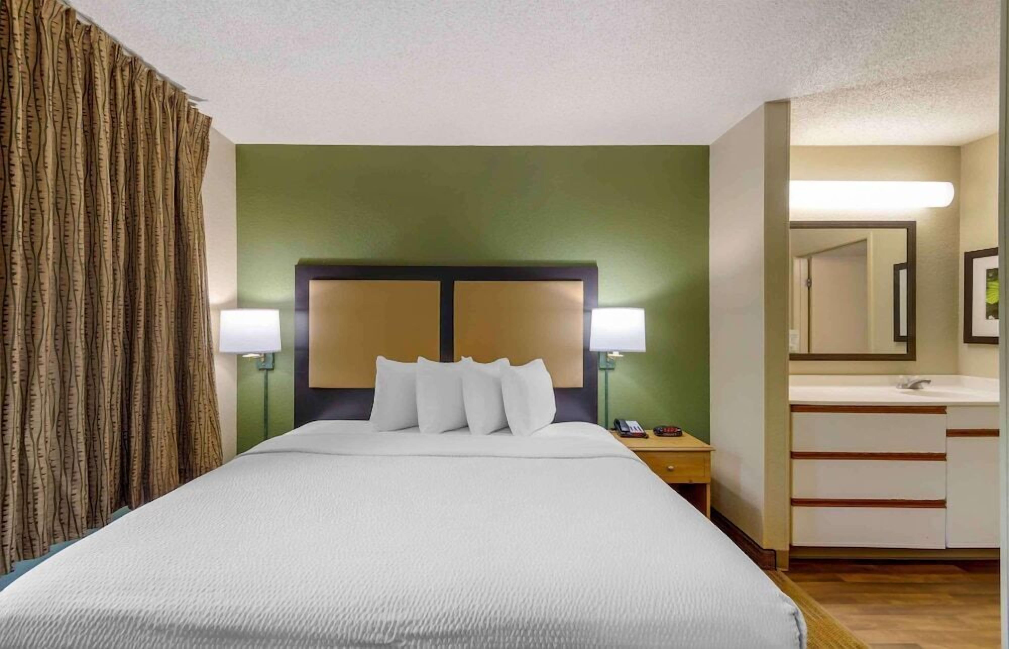Escritorio, wifi gratis y ropa de cama 