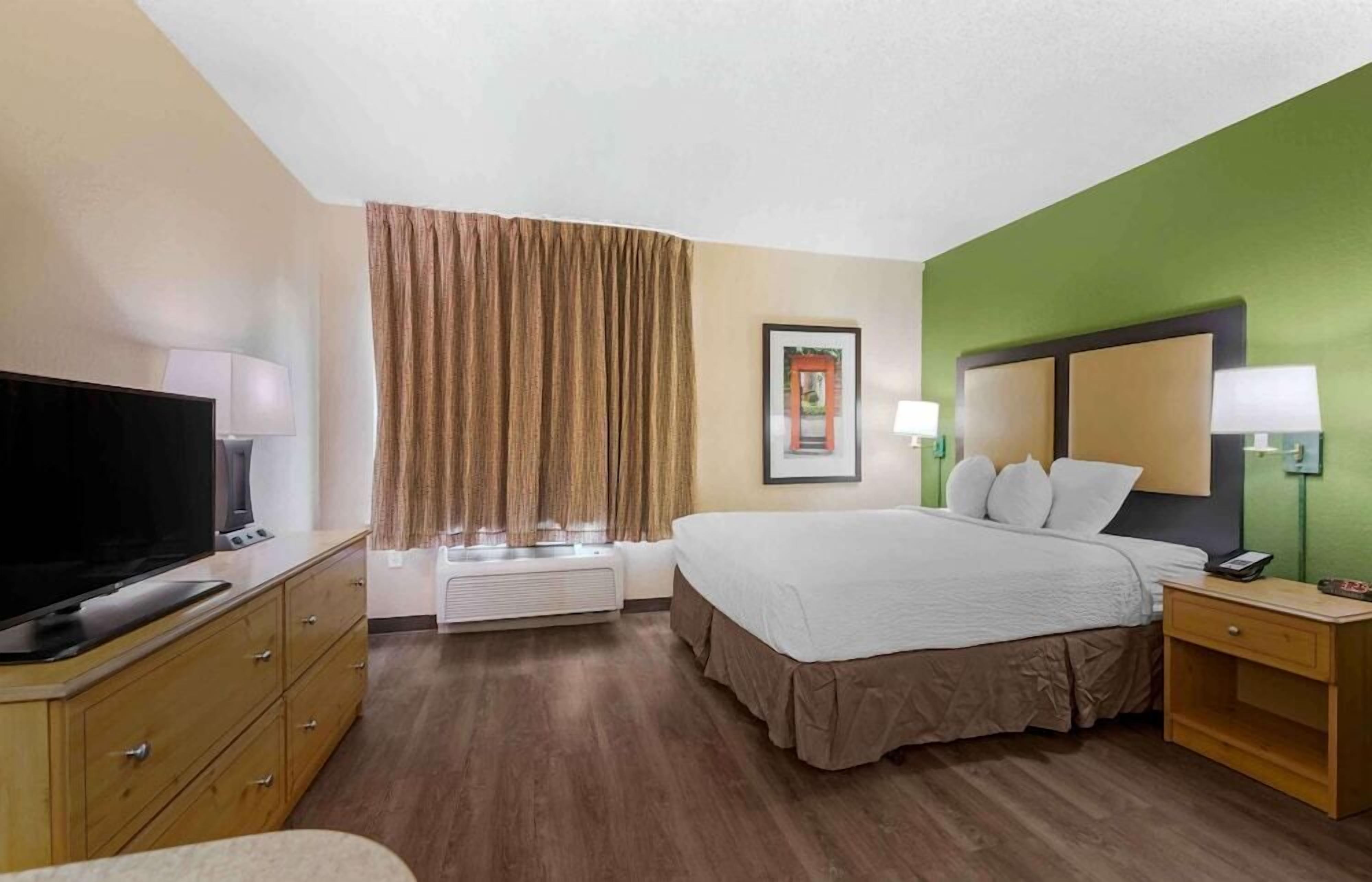 Escritorio, wifi gratis y ropa de cama 