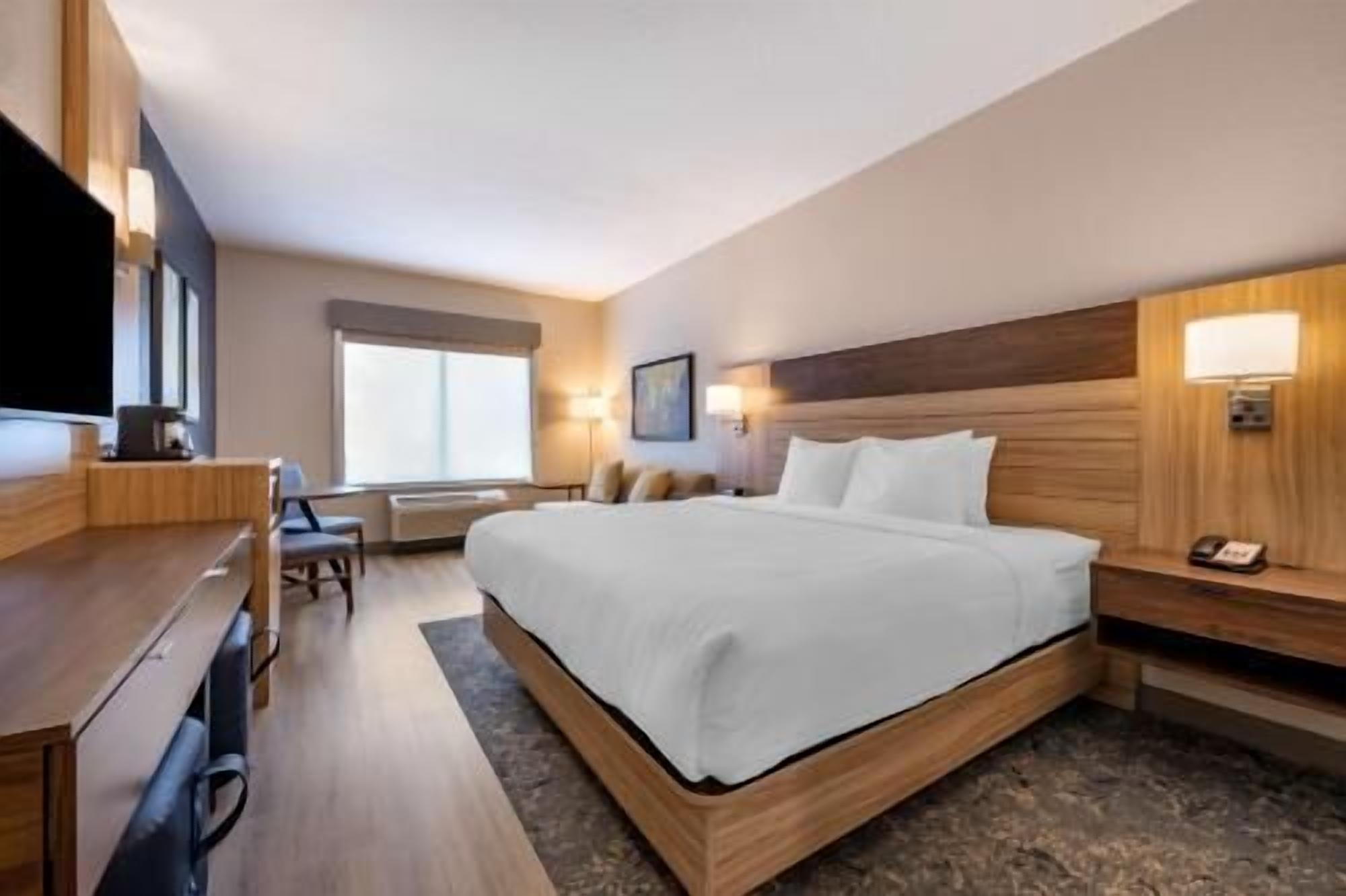 Premium bedding, in-room safe, desk, laptop workspace