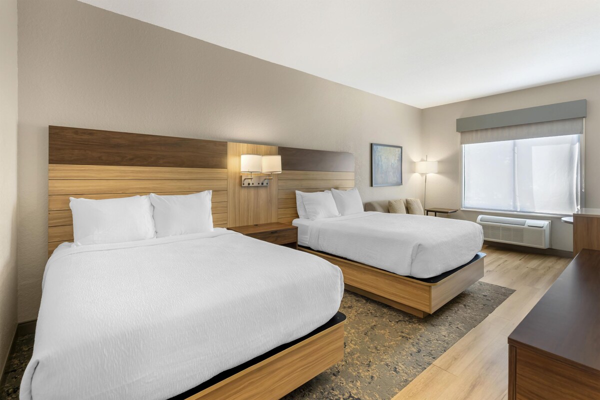 Standard Room, 2 Queen Beds, Non Smoking (with Sofabed) | Premium bedding, in-room safe, desk, laptop workspace