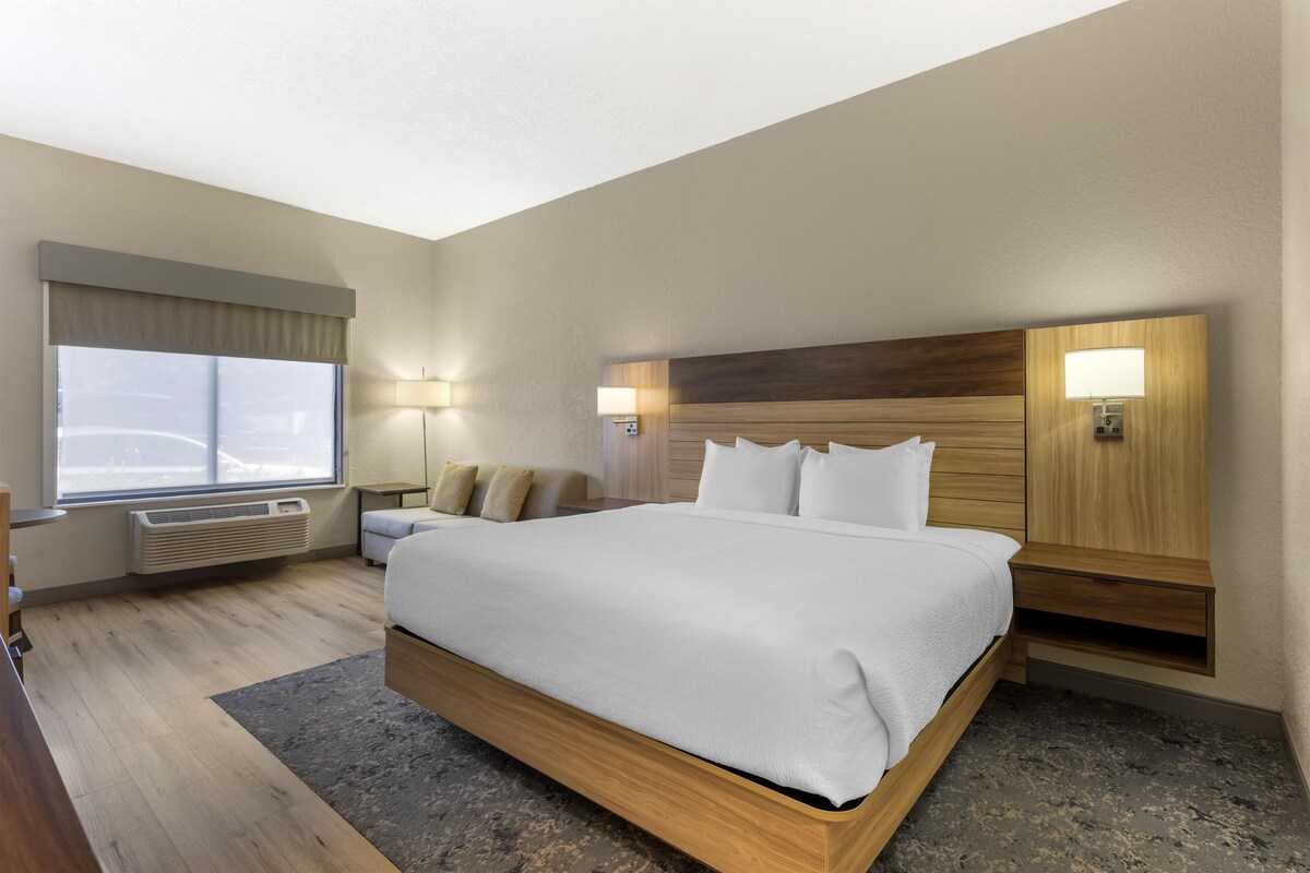 Premium bedding, in-room safe, desk, laptop workspace