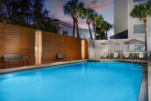 Una piscina al aire libre (de 06:00 a 23:00), sombrillas, tumbonas