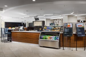 Serveert ontbijt, lunch, diner, Amerikaanse gerechten 