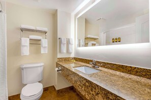 Suite Familiale, 2 grands lits, non-fumeurs, réfrigérateur et four à micro-ondes (with Sofabed) | Salle de bain | Articles de toilette gratuits, sèche-cheveux, serviettes fournies