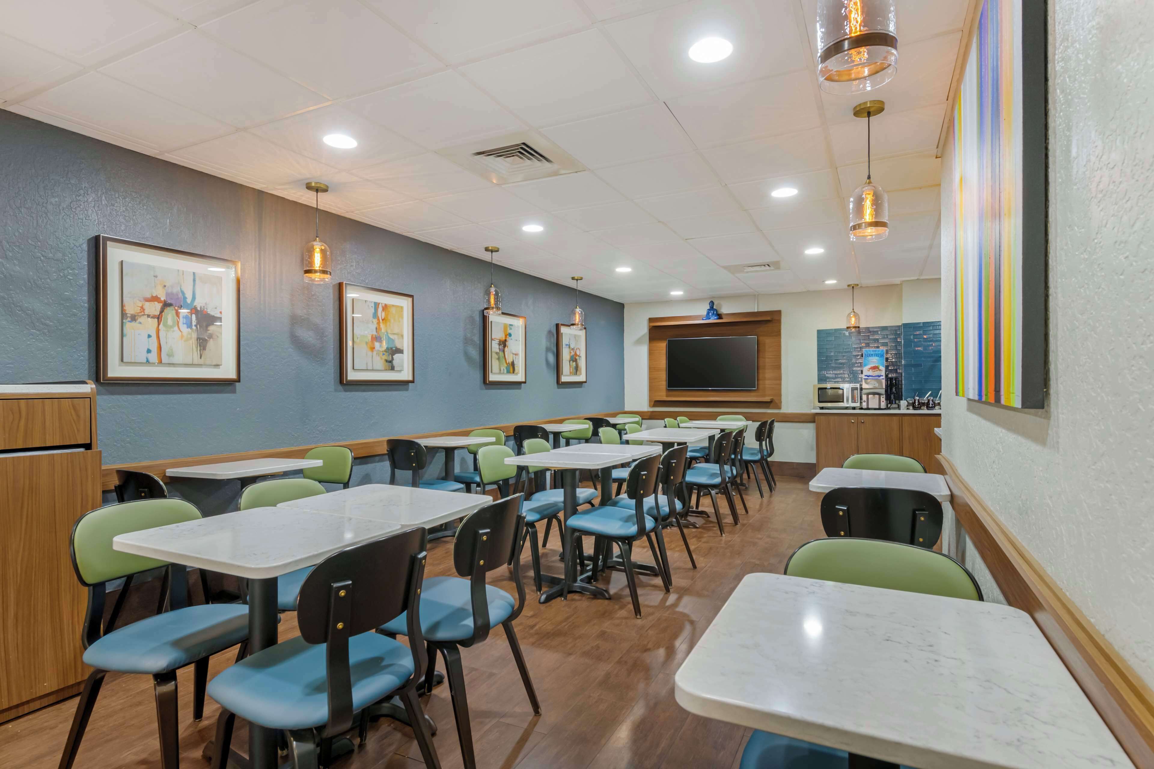 free daily full breakfast