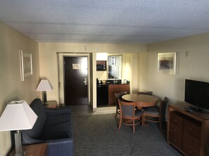 Studio Suite, 1 Tempat Tidur King, Bebas Asap Rokok | Area keluarga | Televisi LED 43-inci dengan saluran TV kabel dan TV