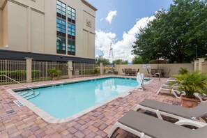 Una piscina al aire libre (de 10:00 a 22:00), sombrillas, tumbonas