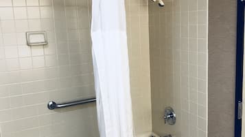 Ein Badezimmer mit Badewanne, Dusche und Toilette.