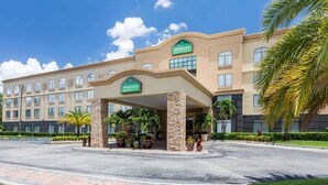 Entrada de un hotel con un cartel que dice "Wingate by Wyndham".