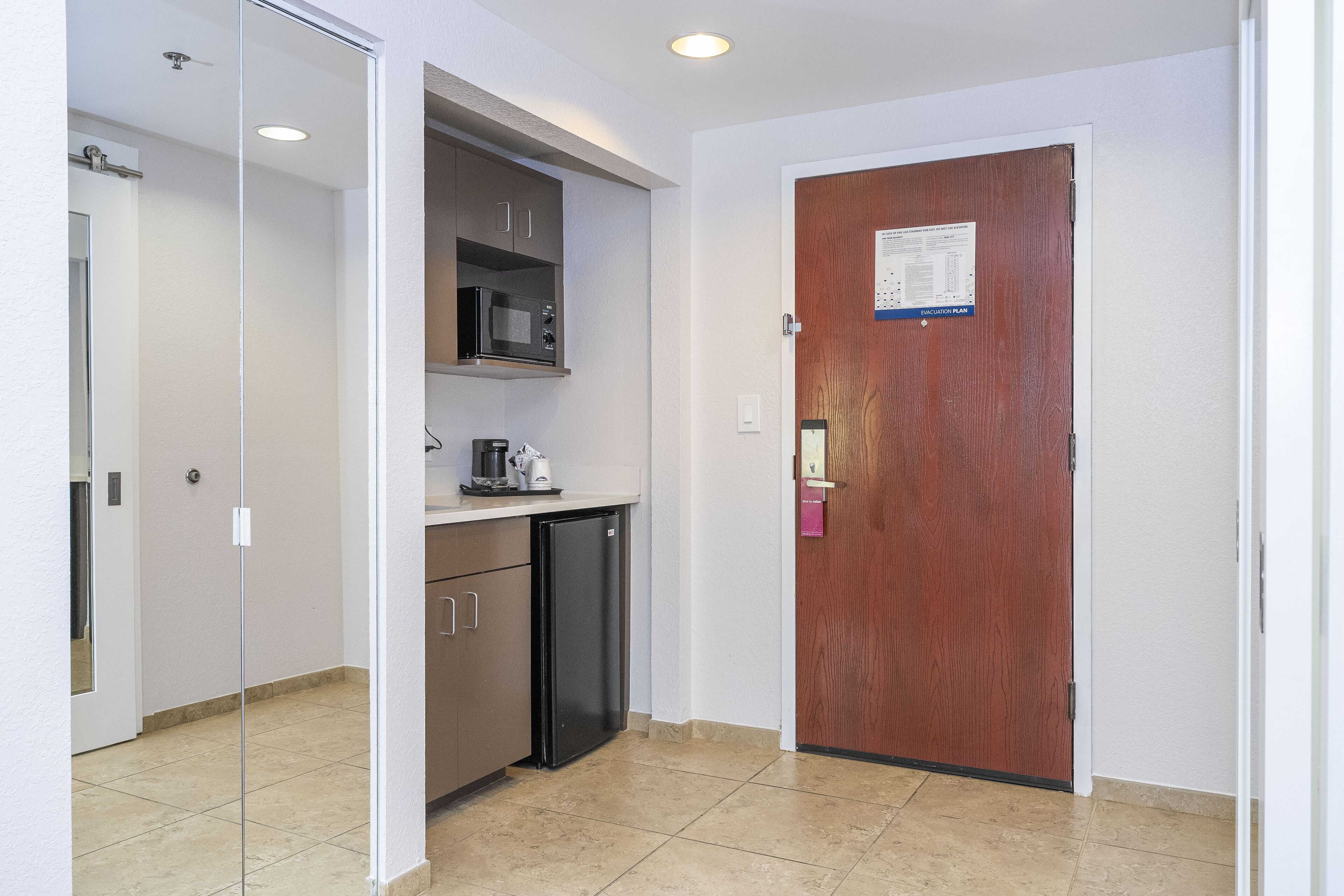 Desk, laptop workspace, iron/ironing board, free WiFi