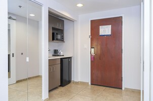 Escritorio y espacio para trabajar con laptop 