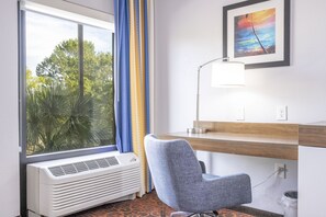 Desk, laptop workspace, iron/ironing board, free WiFi - Hampton Inn Spring Hill (Spring Hill)