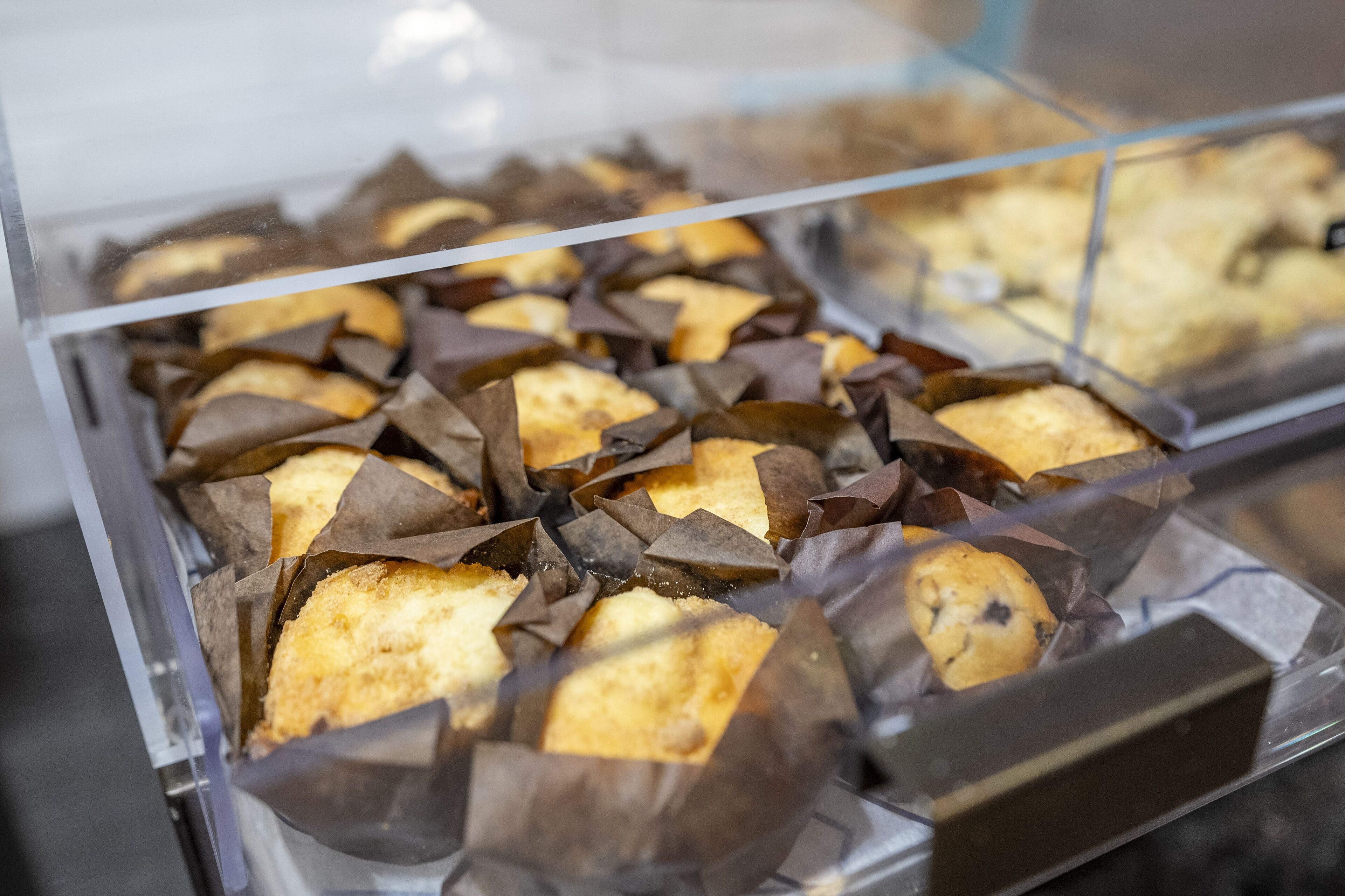 Una vitrina con diversas opciones de pastelería, probablemente en una panadería o cafetería.