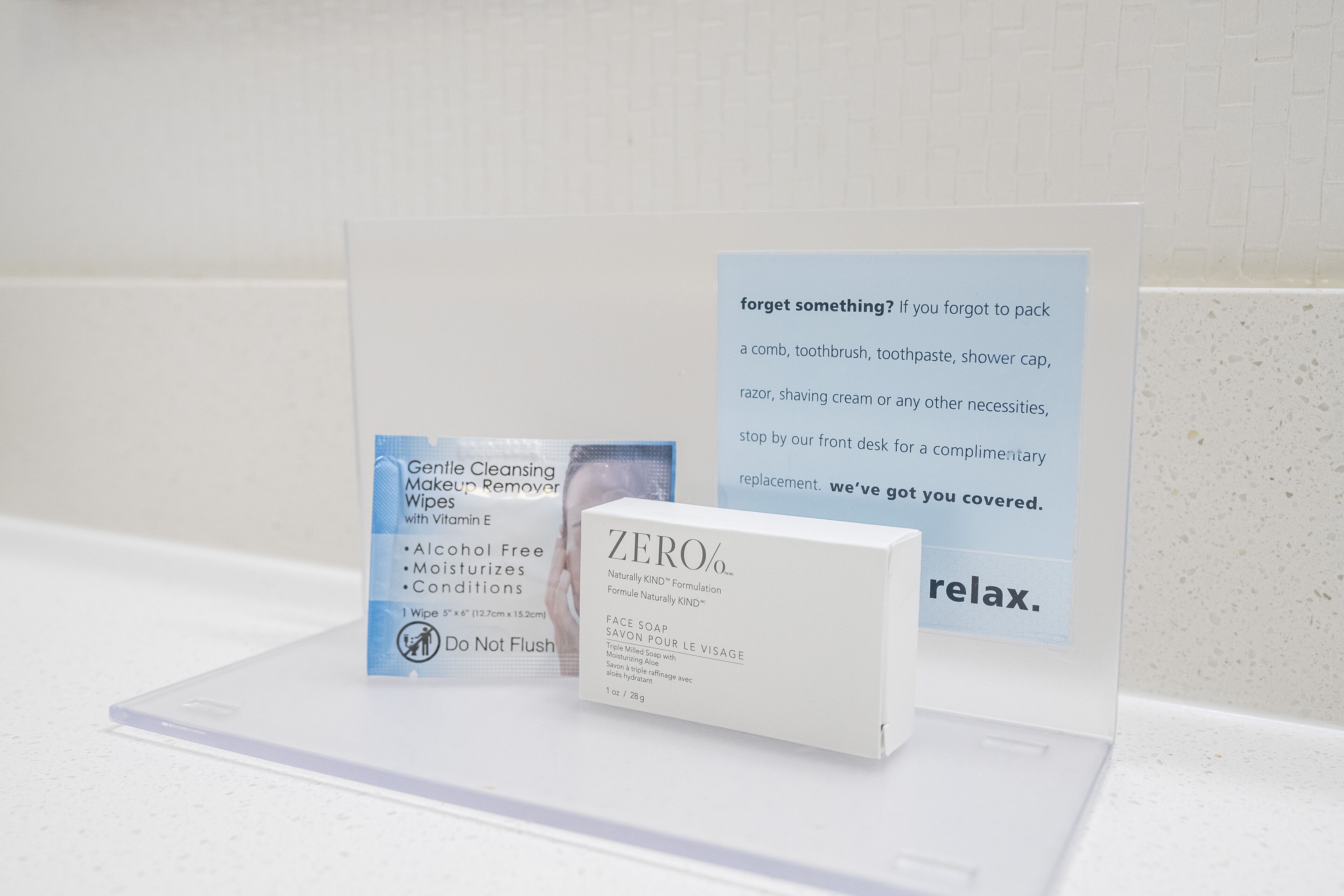 Una exhibición de productos para el cuidado de la piel, incluyendo una caja de jabón facial ZERO% y una toallita quitamáquillaje limpiadora Genelle.