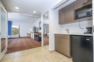 One King Study Nonsmoke | Desk, laptop workspace, iron/ironing board, free WiFi