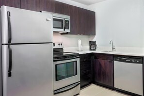 Fridge, microwave, stovetop, dishwasher