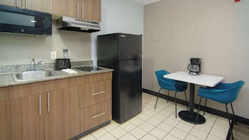 Refrigerador con congelador, microondas y parrilla de estufa