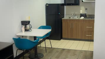 Kjøleskap, mikrobølgeovn, kokeplater og kaffetrakter/tekoker