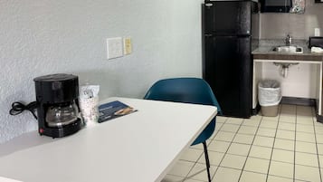 大型雪櫃/冰箱、微波爐、爐具、咖啡機/沖茶器
