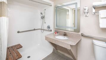 Artículos de higiene personal gratuitos, secador de pelo y toallas